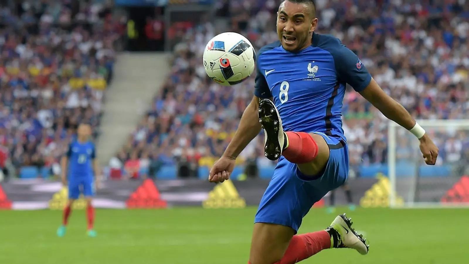Dimitri Payet controlant una pilota durant el partit inaugural de l’Eurocopa a l’Stade de France.