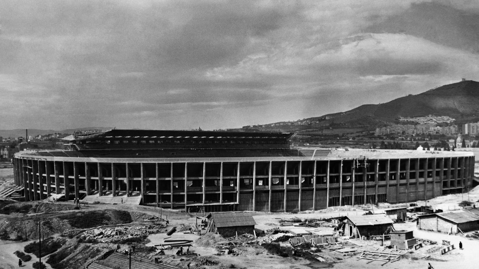 Obres de la construcció de l'estadi del Futbol Club Barcelona el 1956