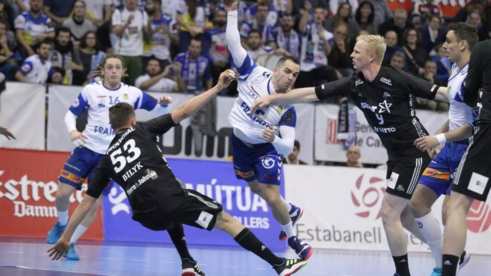 Borja Lancina intenta fer gol contra el Kiel a la Copa EHF