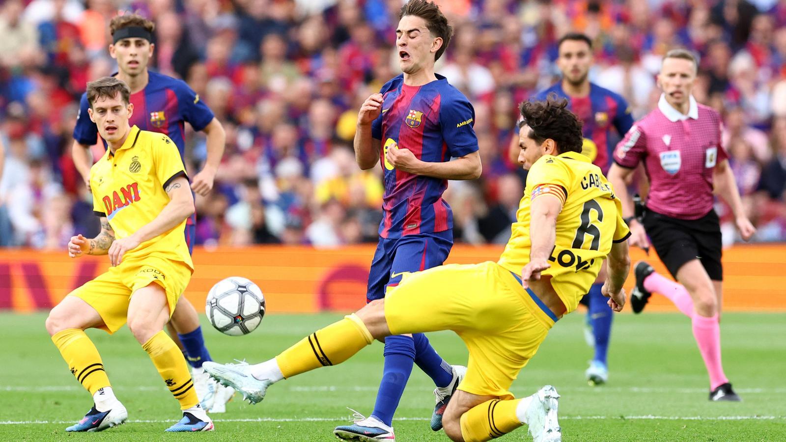 Gavi disputa un balón dividido con Cabrera durante el derbi