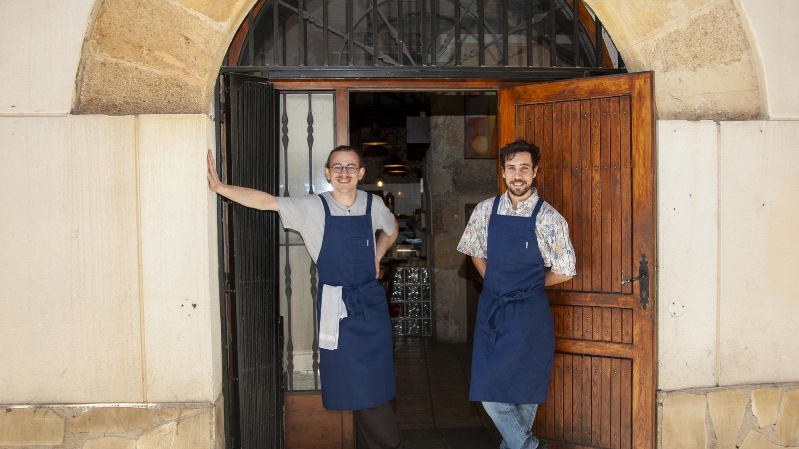 Los cocineros Pau Feliu y Ricard Llop, delante de la puerta del restaurante Cup Vell
