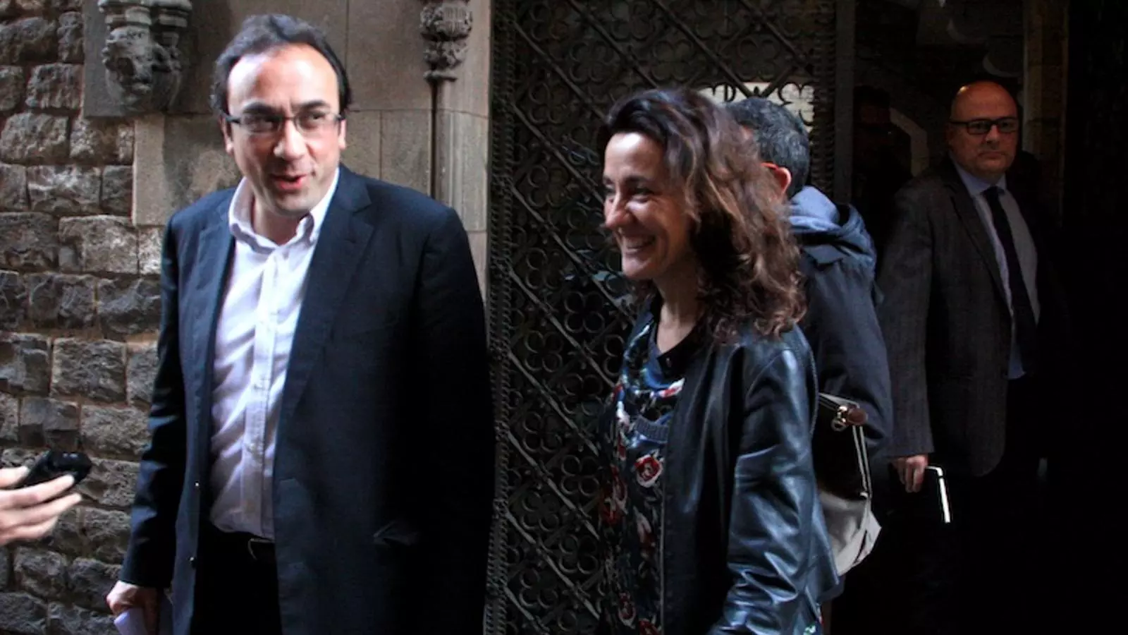 Josep Rull i Mercè Conesa a l'hora d'abandonar la Casa dels Canonges / ACN