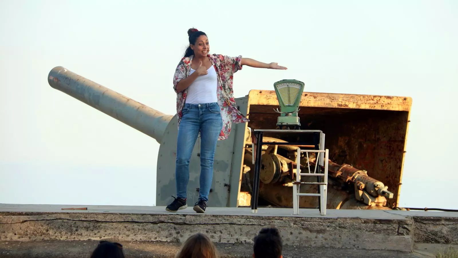 Un moment de l'espectacle 'Verkami per un fill', de la dramaturga i intèrpret Marina Font, en un espai del Castell de Montjuïc dins del Festival Píndoles 2020