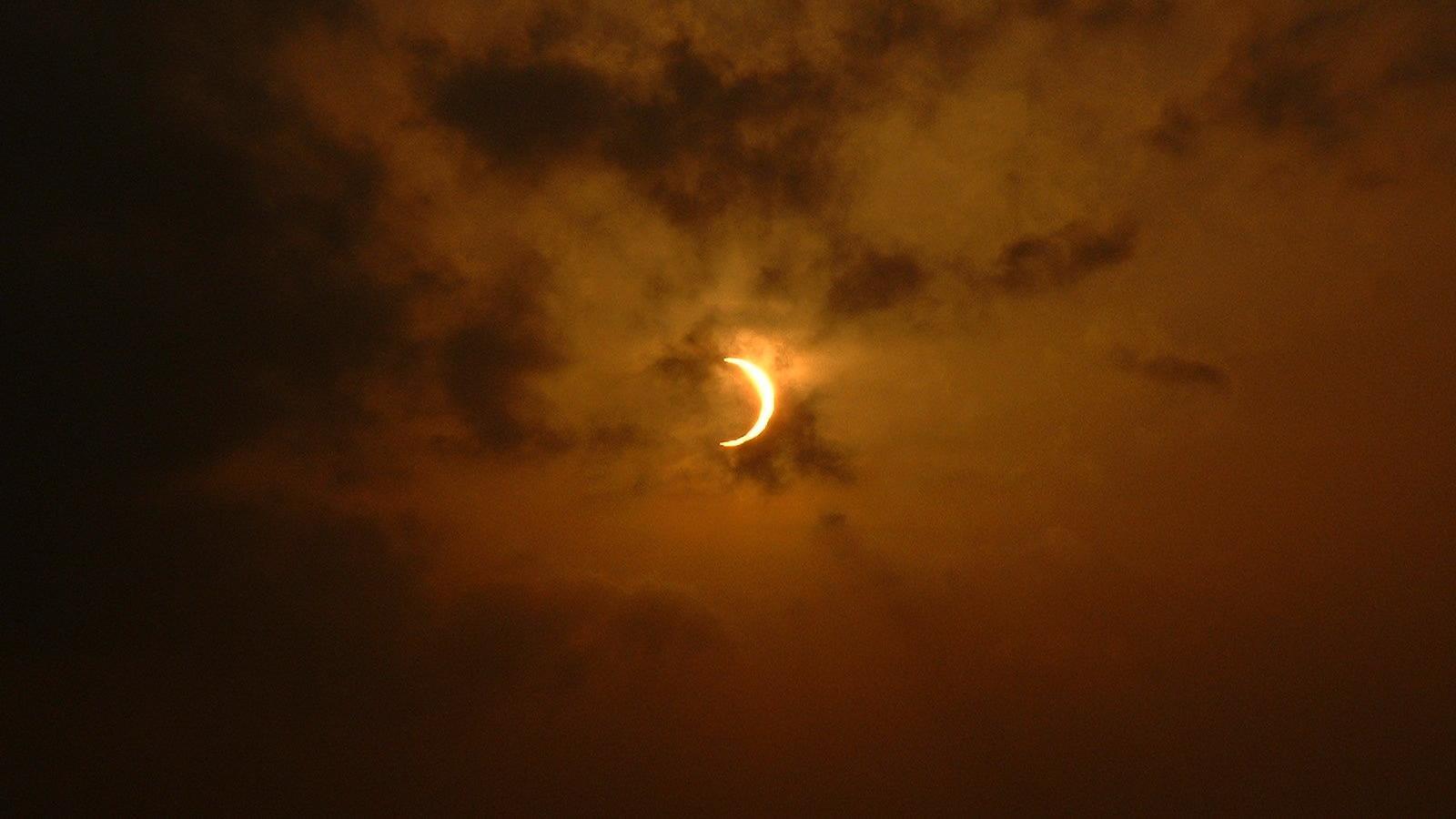 Un eclipsi solar parcial al capvespre, fotografiat a Naiguatá (Veneçuela) el 2005.