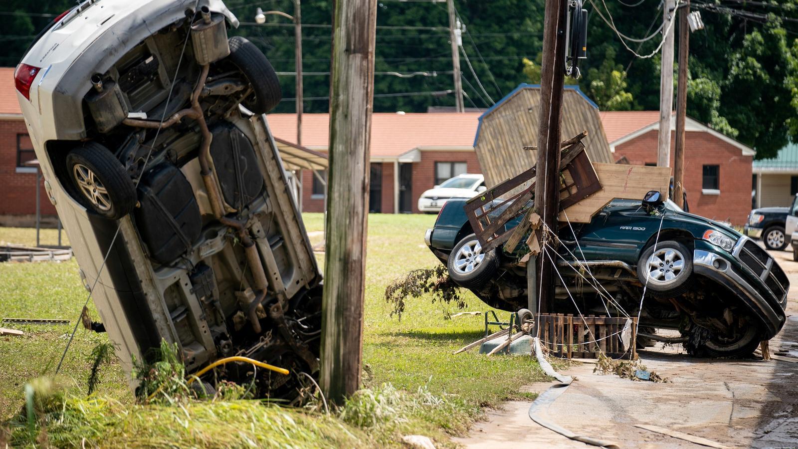 Vehicles danyats arran de les fortes pluges de les inundacions a Waverly, Tennessee