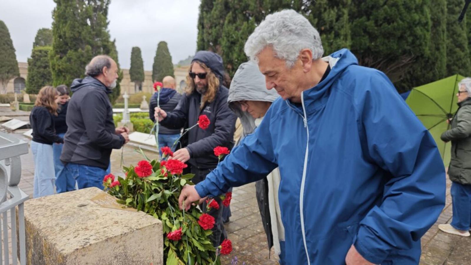L’acte ha combinat versos i música amb un ferm missatge contra la guerra i la desmemòria