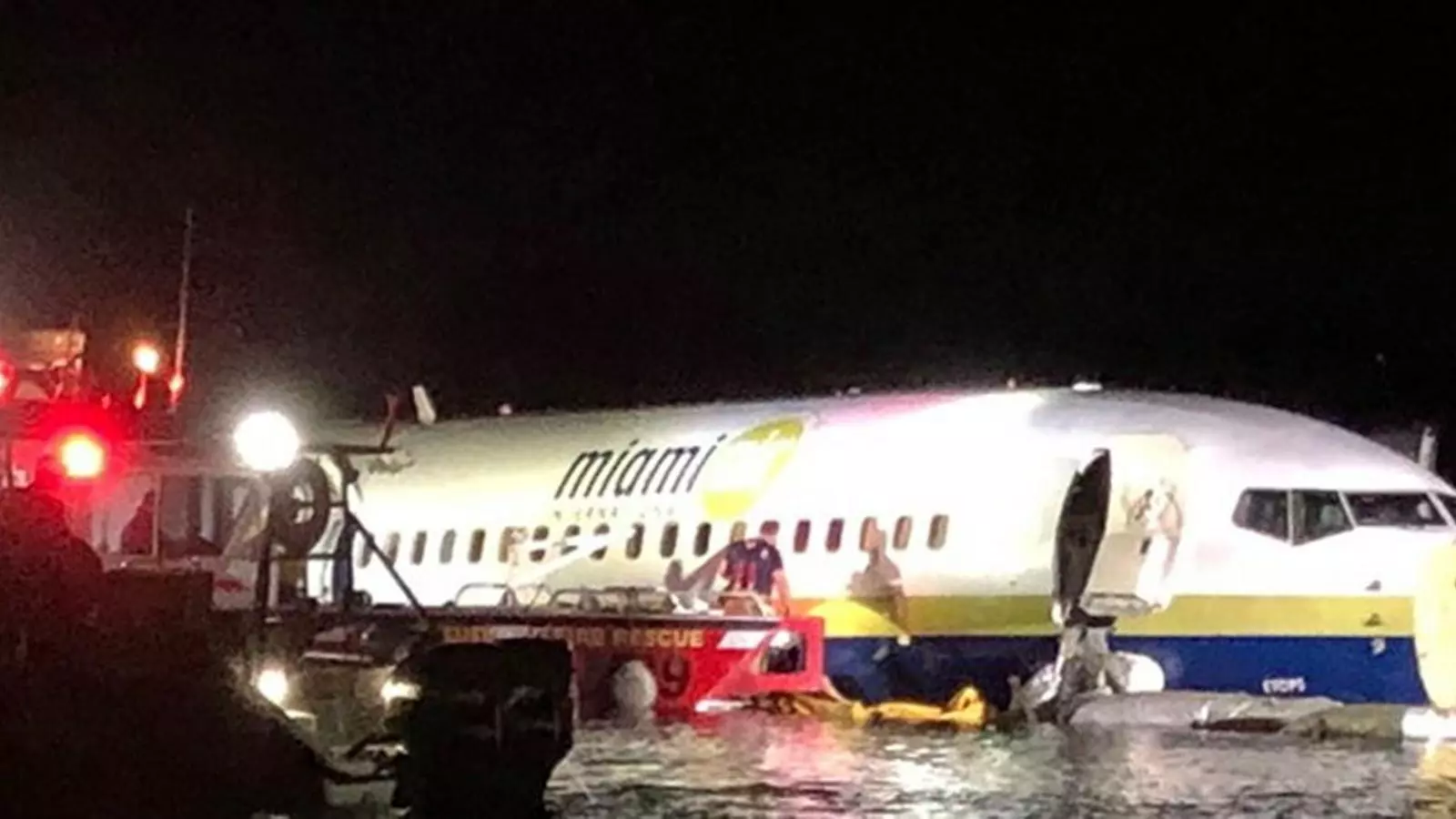 Un avió se surt de la pista i acaba en un riu a Florida, sense provocar ferits greus