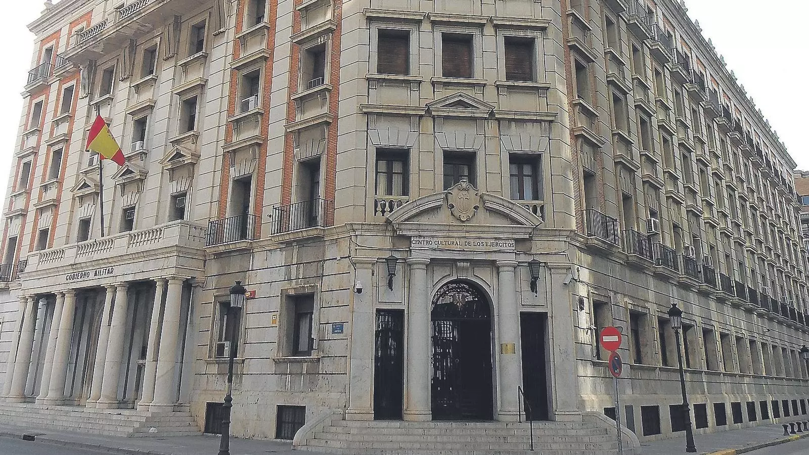 L'edifici del Govern Militar de València, un dels llocs als quals fa referència la cançó 'Camals mullats'.