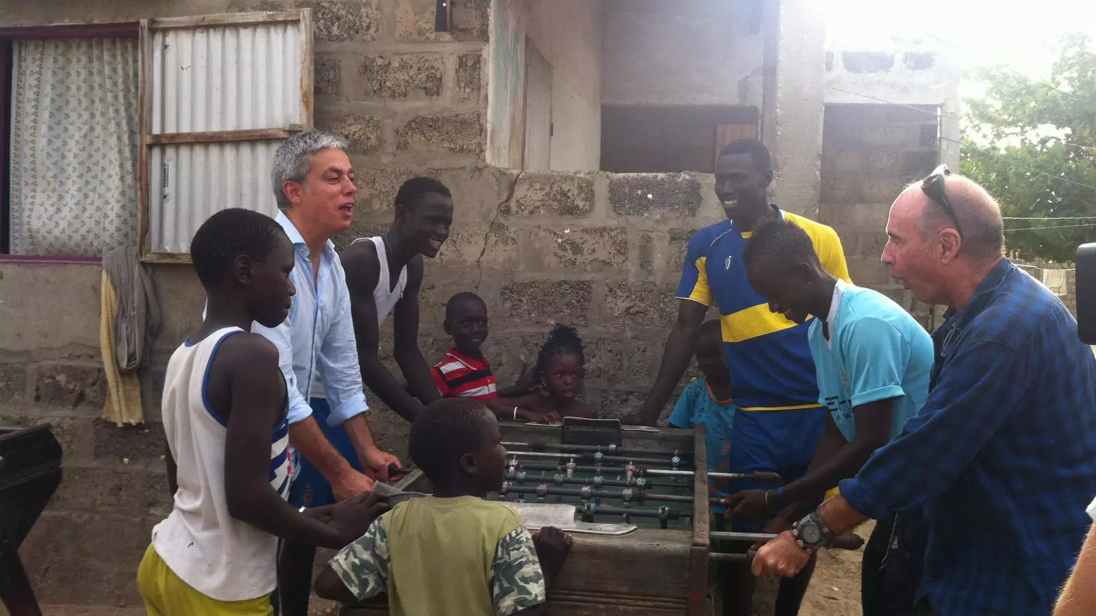 Albert Om i Lluís Llach a Palmarin, al Senegal, en el primer episodi del programa 'El convidat' d'aquesta temporada / TV3