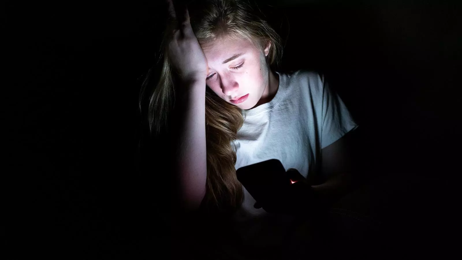 Hi ha centenars de vídeos que justifiquen el cibercontrol de la dona en l'àmbit de la parella. La imatge és una foto d’arxiu d'una noia fent servir el telèfon espantada.