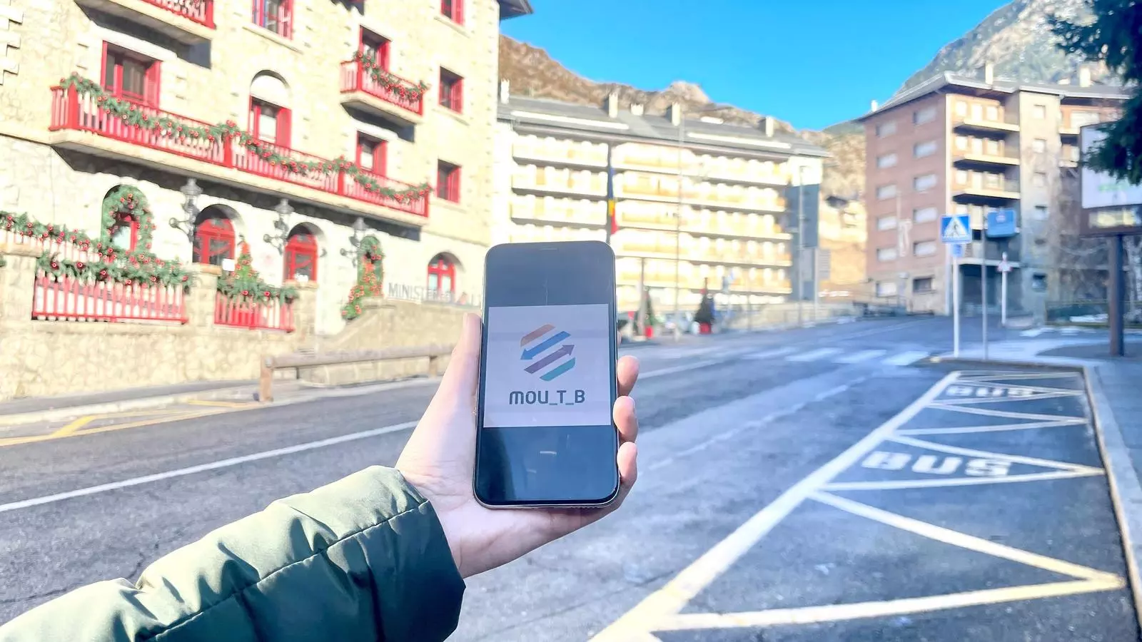 Una persona utilitzant l'aplicació de FEDA Solucions, Mou_T_B, per saber quan arriba el bus.