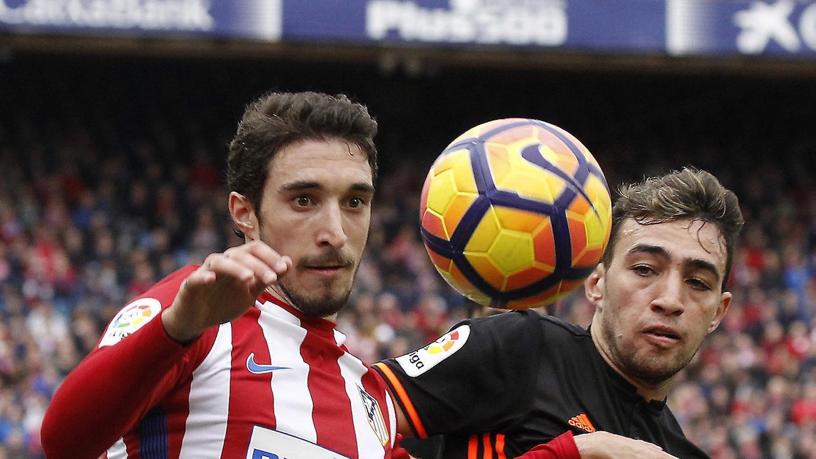 Vrsaljko i Munir disputant una pilota en l’Atlètic de Madrid - València.