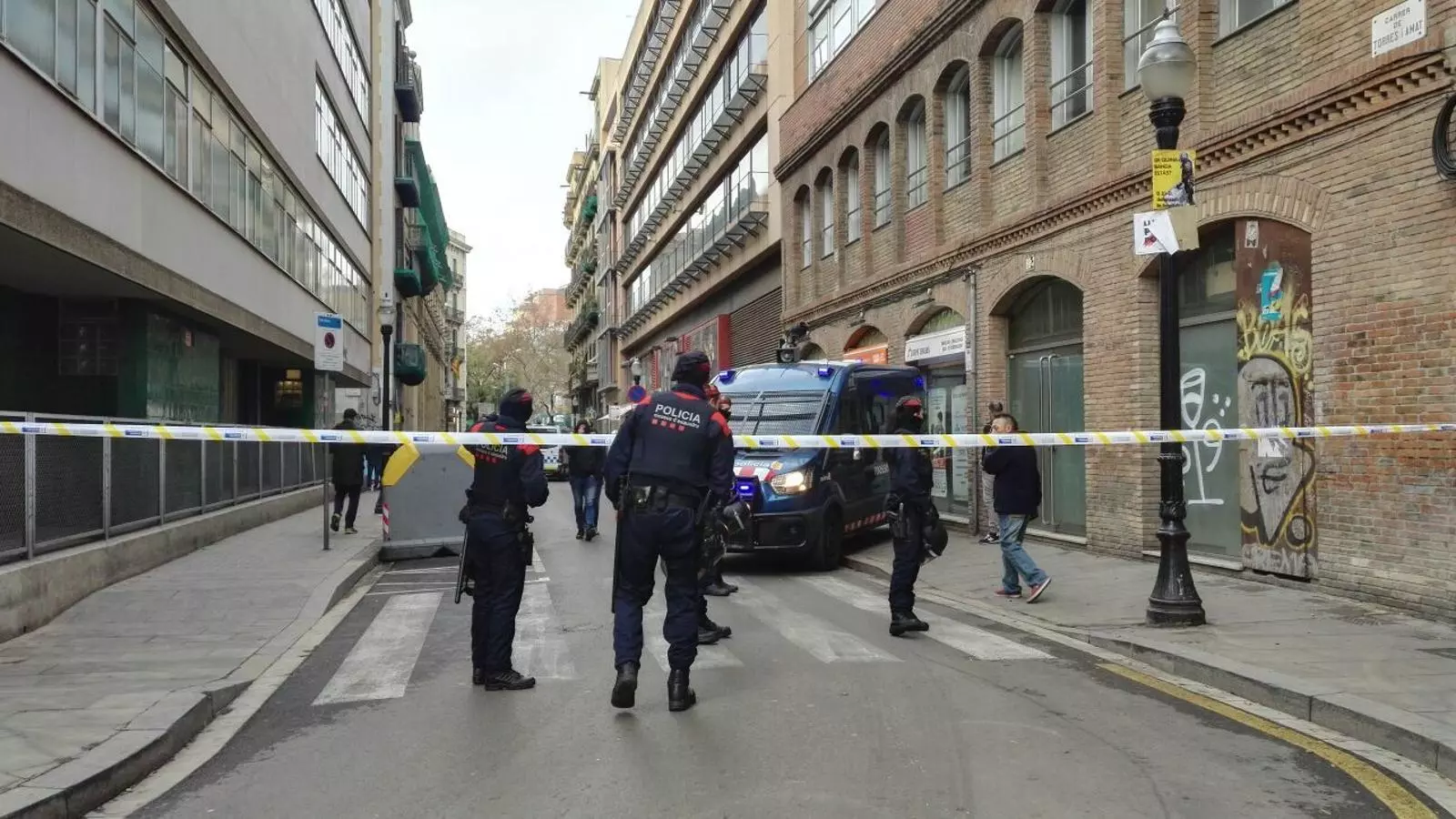 Els Mossos d'Esquadra han tallat l'accés al carrer de la Residència d'Estudiants
