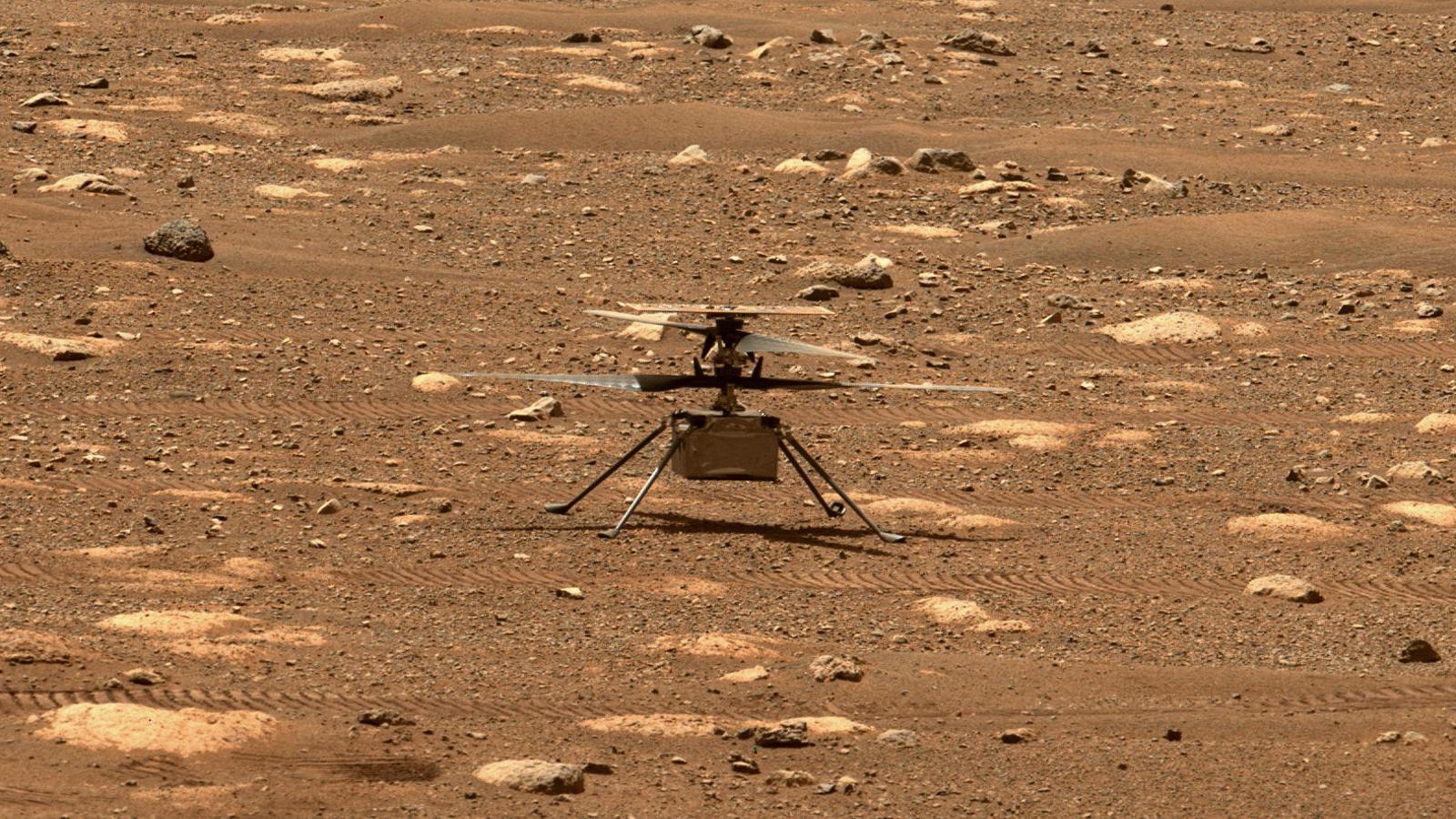 Imagen del pequeño helicóptero Ingenuity sobre la superficie de Marte, captada por las cámaras del Perseverance.