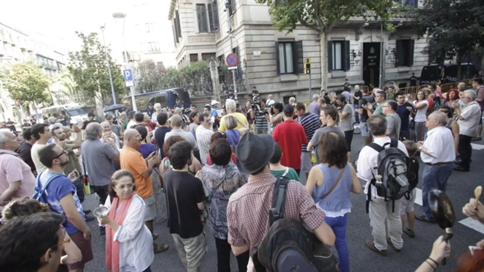 Concentració davant la delegació del govern espanyol a Barcelona / MANOLO GARCÍA