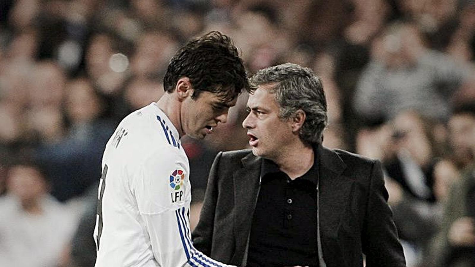 Kaká passa per davant de Mourinho després de ser substituït en un partit.