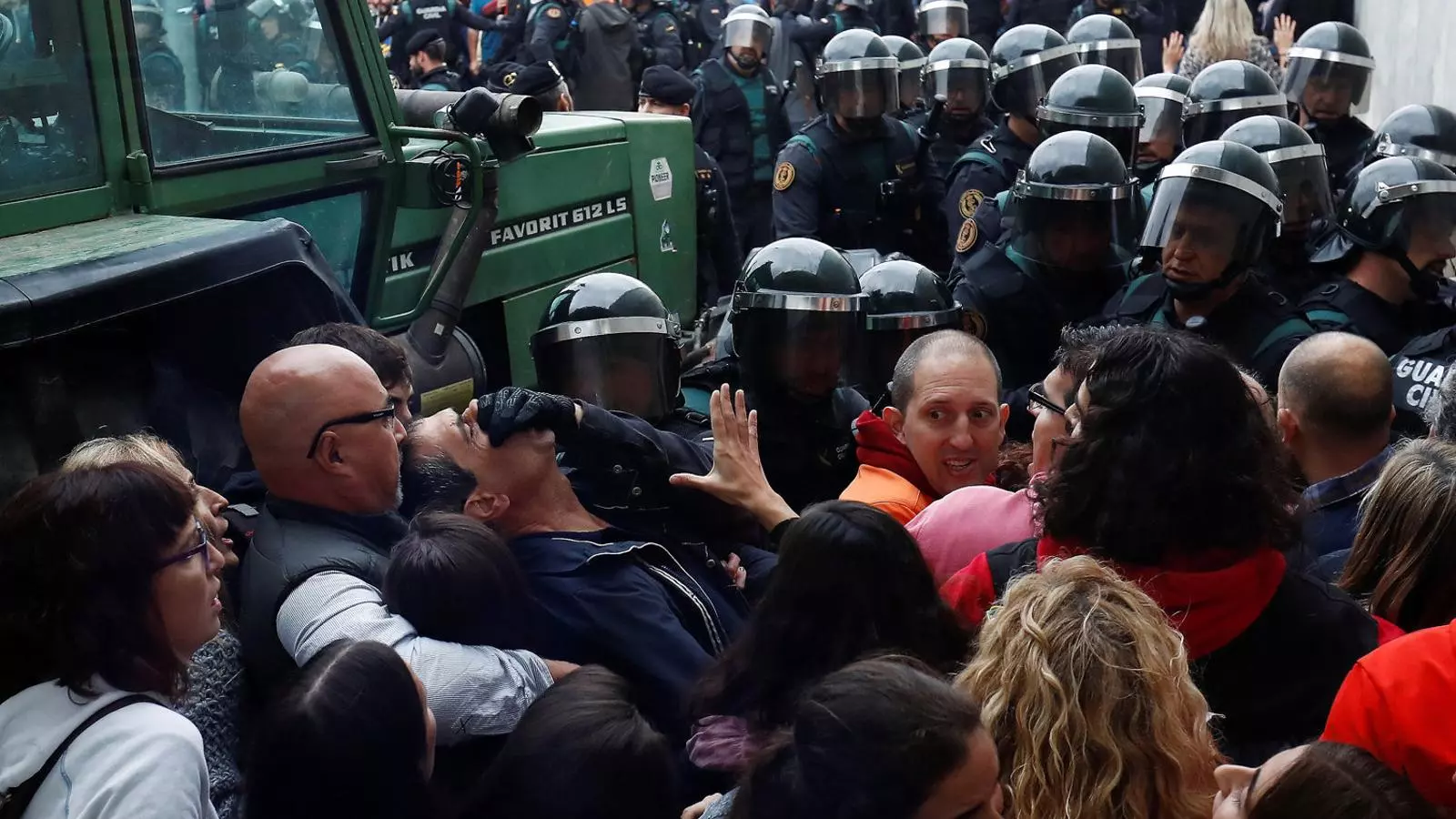 Una imatge de les càrregues policials a Sant Julià de Ramis durant el referèndum de l’1-O.