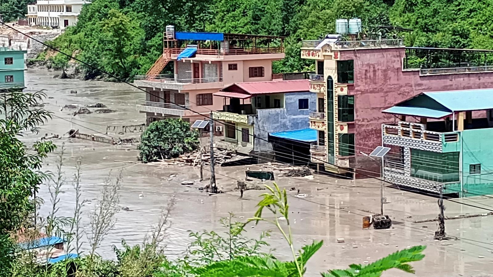 Una carretera inundada a raíz de una riada repentina en Galchhi, en el distrito de Dhading, Nepal.