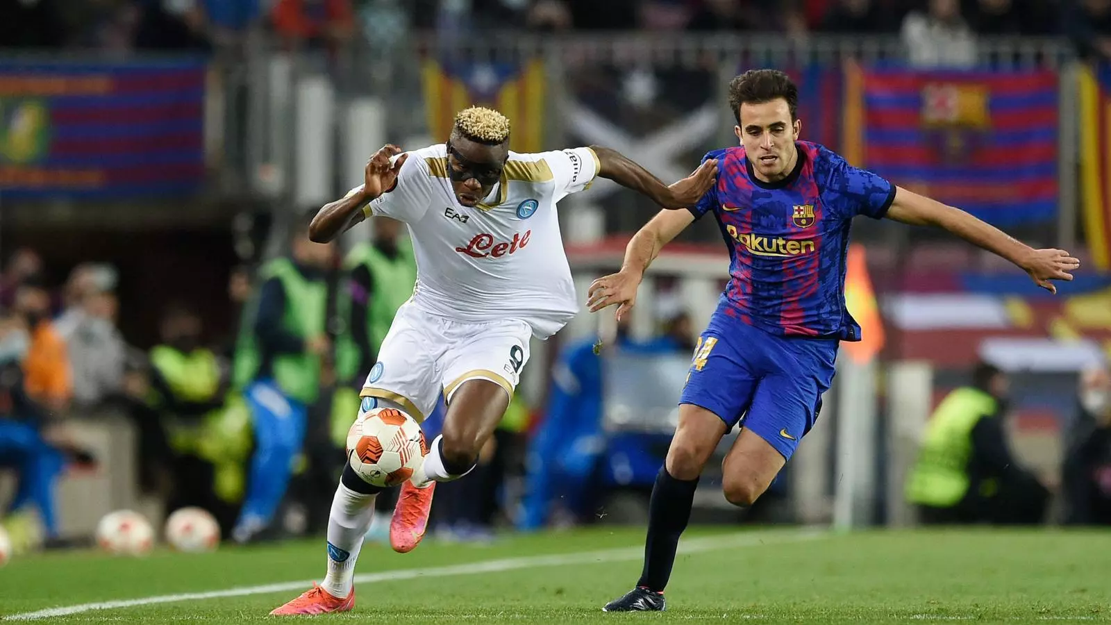 Osimhen desbordando Eric Garcia al Barça-Nápoles.