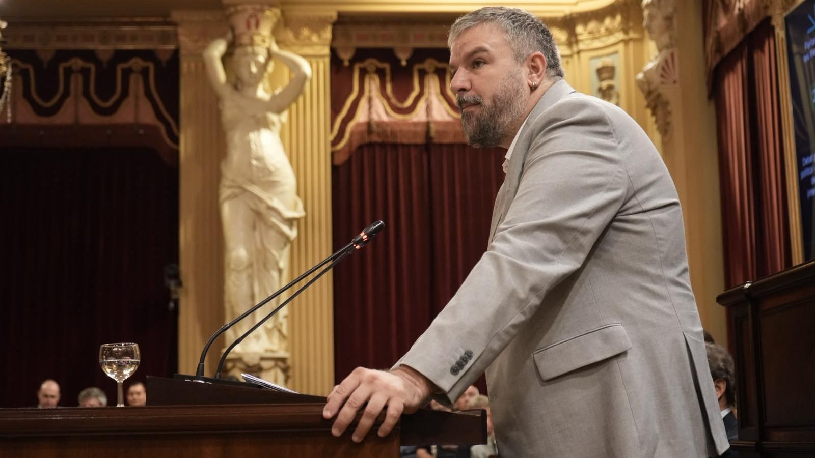 Der Sprecher von MÉS per Mallorca, Lluís Apesteguia, während der Debatte zur allgemeinen Politik.