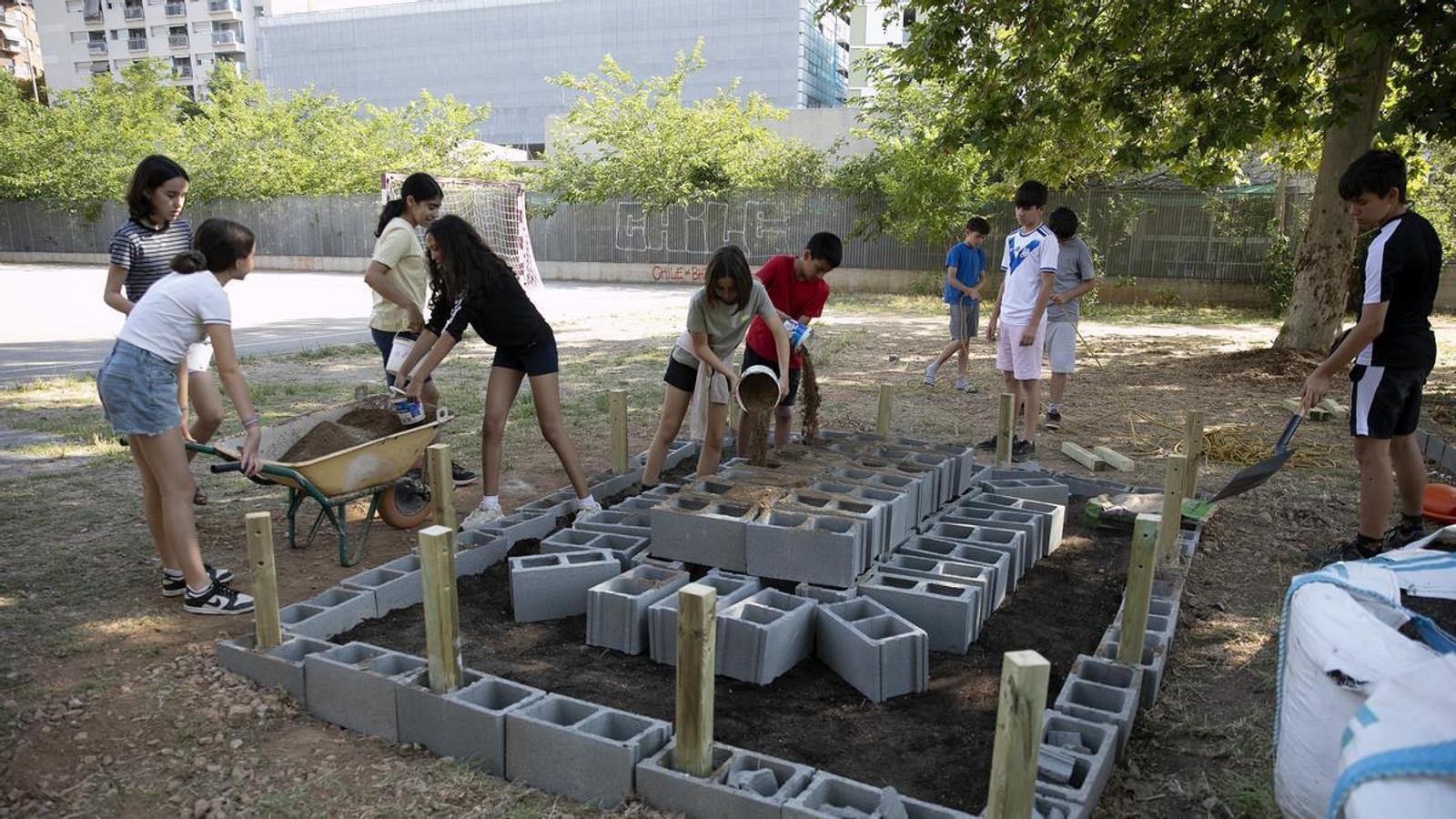 The students of the Teresa Pàmies institute build a vegetable garden in the courtyard.