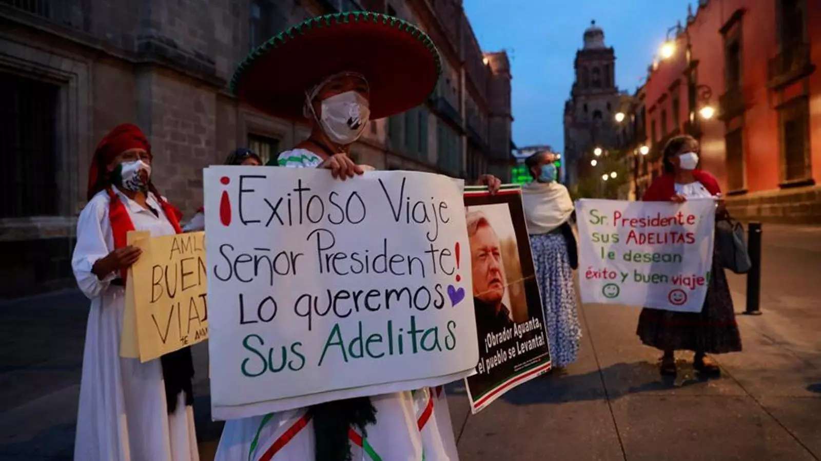 Simpatitzants del president López Obrador li desitgen un bon viatge als Estats Units