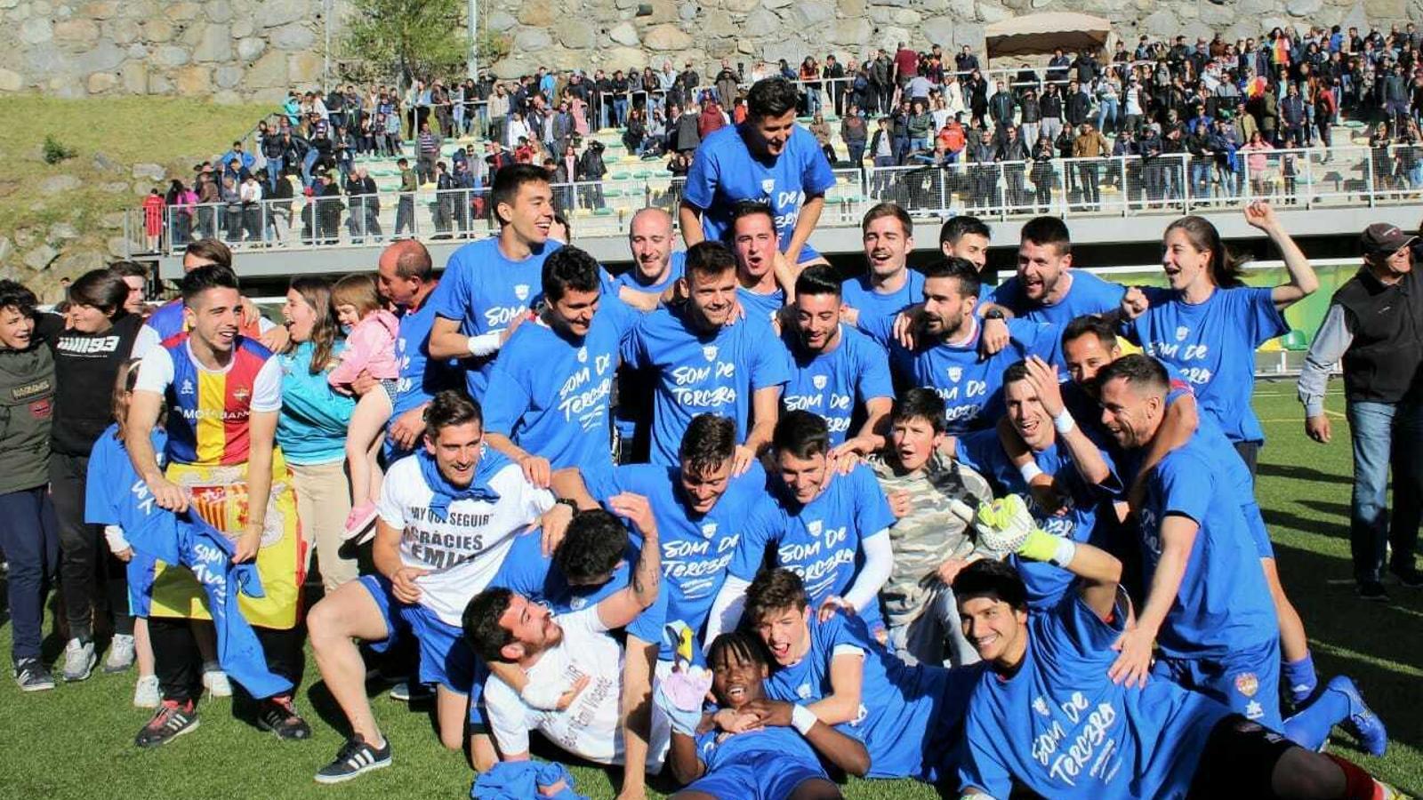 La celebració per l'ascens de l'Andorra a Tercera. / FC ANDORRA