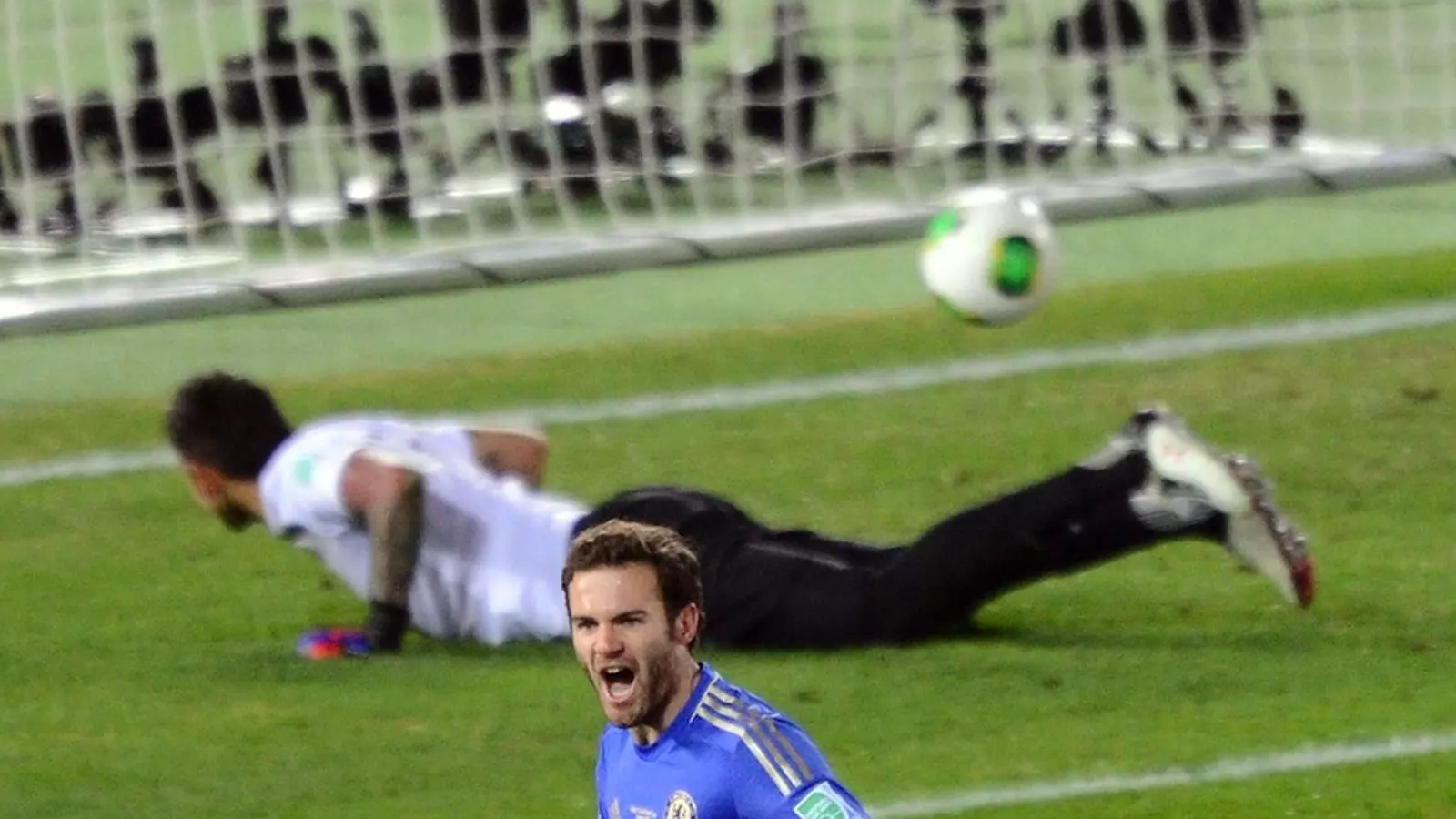 Juan Mata celebra el 0-1 amb el porter Jonathan Orozco al terra