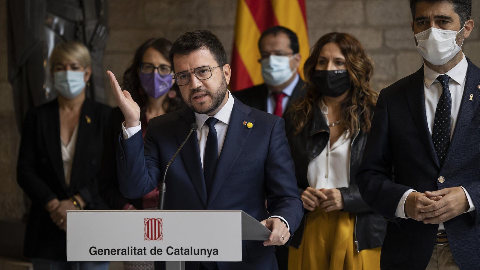 El president de la Generalitat, Pere Aragonès, en la seva compareixença d’ahir flanquejat pels consellers del Govern.