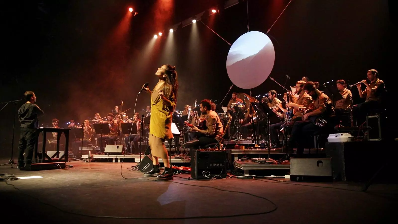L'Orquestra de Músques d'Arrel de Catalunya al Teatre Kursaal de Manresa.