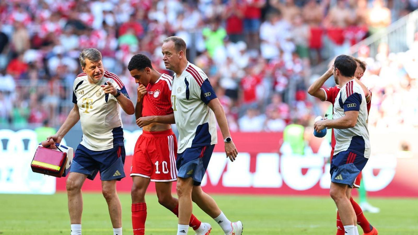 El futbolista del Bayern de Múnic Jamal Musiala abandona el campo lesionado durante el partido de la Telekom Cup contra el RB Leipzig.