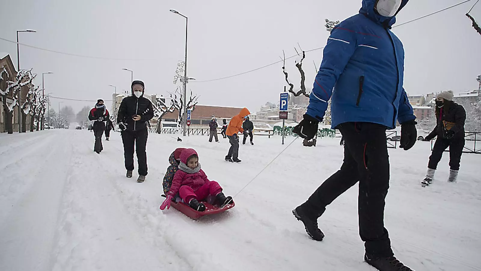 01 Una família fent un ninot de neu a Lleida 02 Un trineu a Falset.