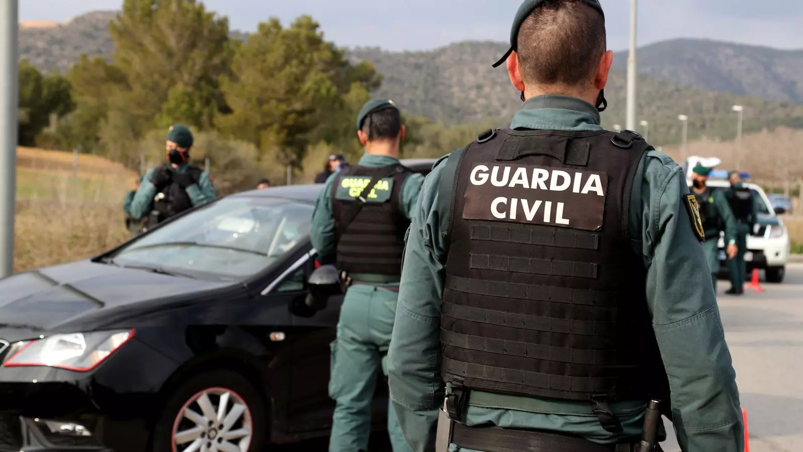 Un agent de la Guàrdia Civil en un control de trànsit.
