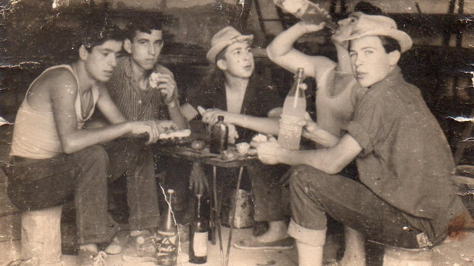 Jausenzeit in einer Eisenschmiede in Sineu im Jahr 1973