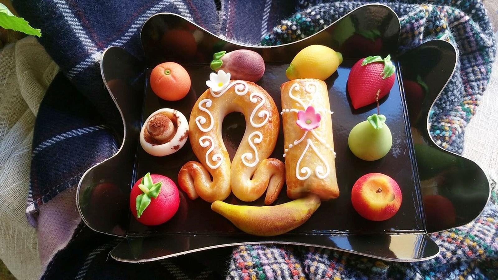 The 'mocadorà' gathers the traditional marzipan fruits and the figures of the 'piuleta' and the 'tronador', two of the elements that are part of the imaginary of this Valencian tradition.