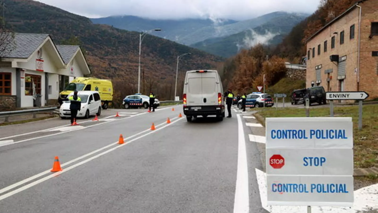 Un control de mobilitat dels Mossos a Sort, aquest divendres. / ACN