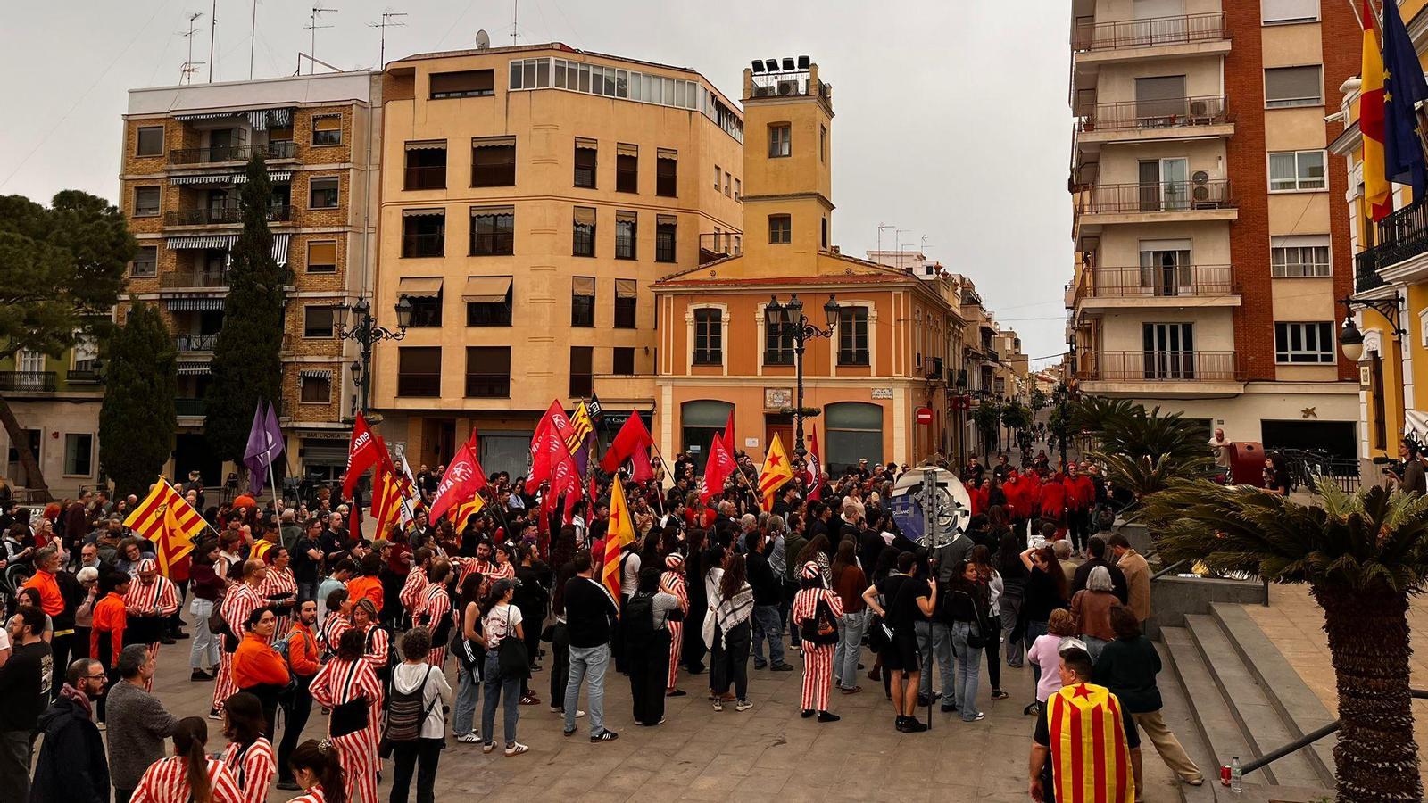 Un momento de la manifestación llevada a cabo en Burjassot con motivo del 33 aniversario del asesinato del militante independentista Guillem Agulló.