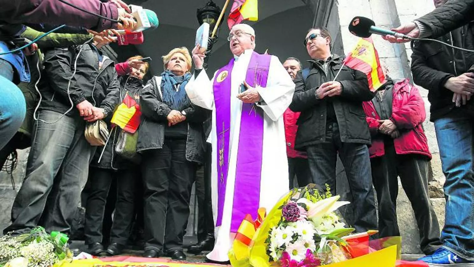 VÍCTIMES QUE NO DEFUGEN EL ROL POLÍTIC
El mateix dia que l'Associació de Víctimes del Terrorisme, que presideix Ángeles Pedraza, era a Euskadi per fer misses i actes reivindicatius d'homenatge a assassinats per ETA en poblacions com Arrasate, Elgoibar, Eibar, Durango o Elorrio, els presos de la banda van emetre un comunicat en què acataven la legalitat penitenciària espanyola per escurçar l'estada a presó.
