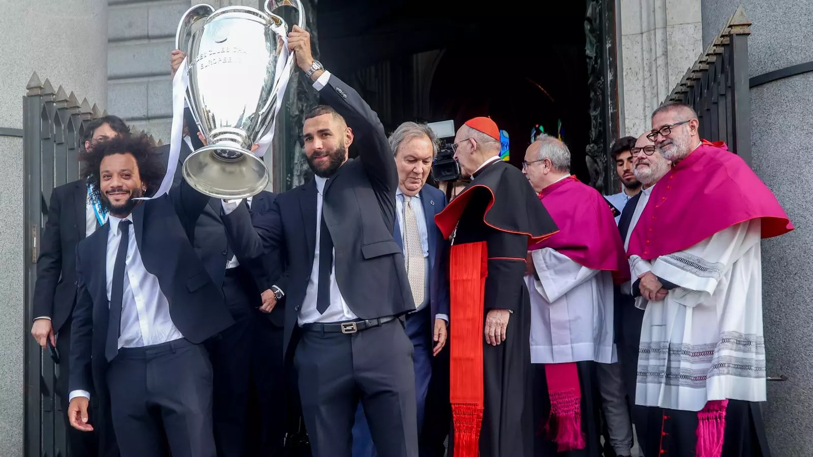 Marcelo i Benzema oferint la Champions a La Almudena (Madrid).