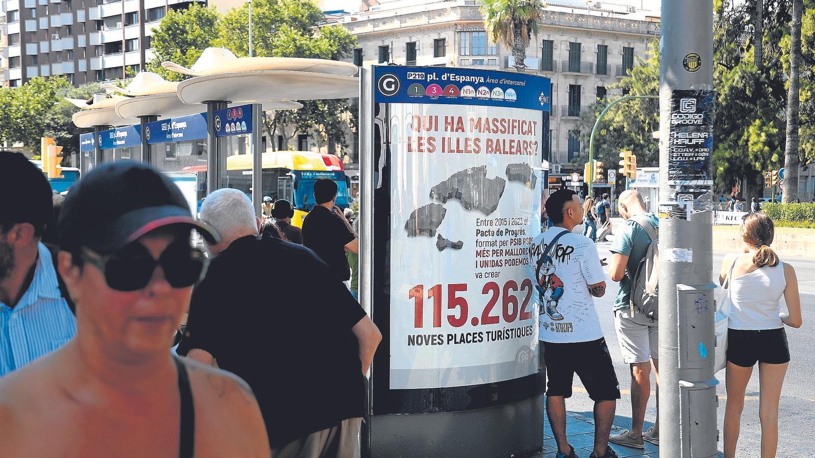 Publicidad del PP en una marquesina de la EMT que acusa al Pacto de crear 115.000 plazas.
