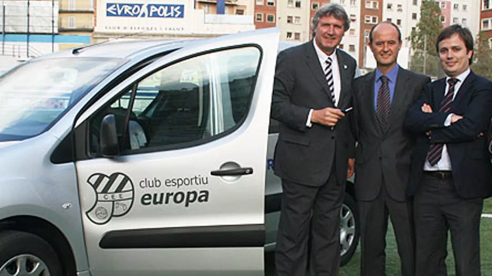 Els responsables de l'Europa i Romagosa al costat de la Peugeot Partner