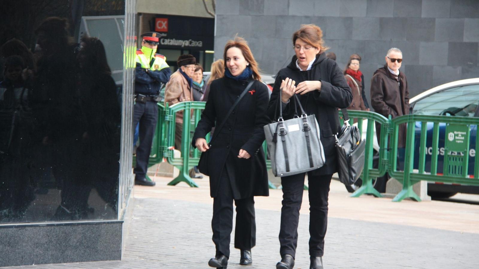 L'alcaldessa de Montcada, María Elena Pérez, no va voler posar llenya al foc contra Bustos.