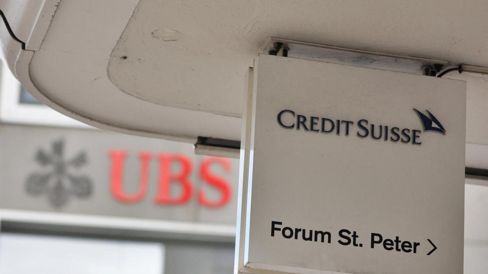 Logotips de Credit Suisse i UBS en un carrer de Zúric.