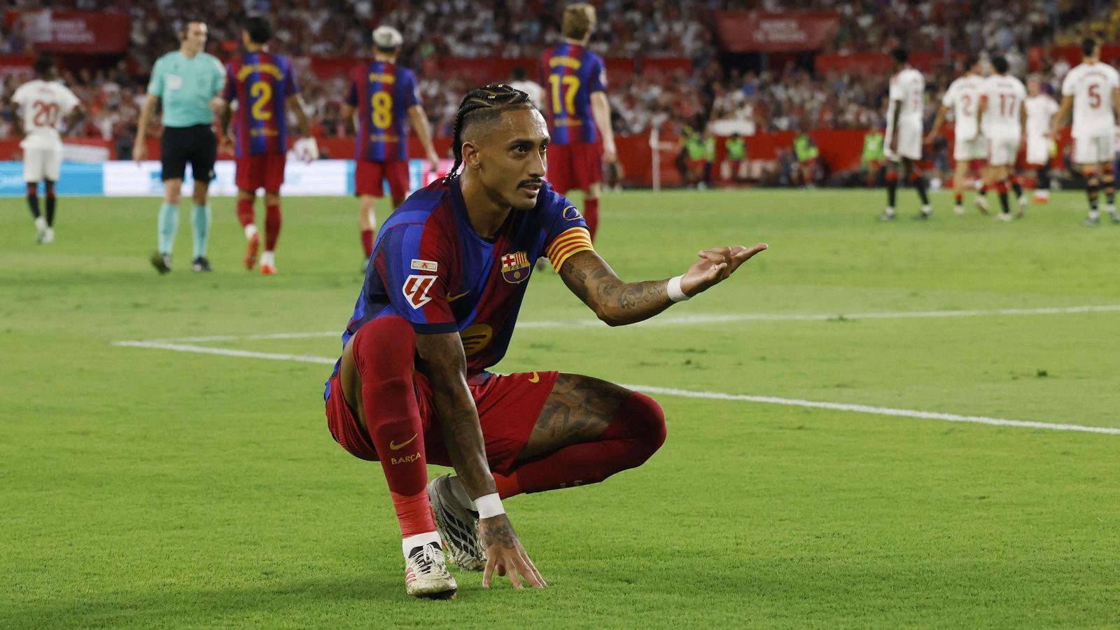 Fútbol Soccer - LaLiga - Sevilla vs FC Barcelona - Estadio Ramón Sánchez Pizjuán, Sevilla, España - 19 de septiembre de 2026 Raphinha del FC Barcelona celebra haber marcado su segundo gol REUTERS/Marcelo Del Pozo