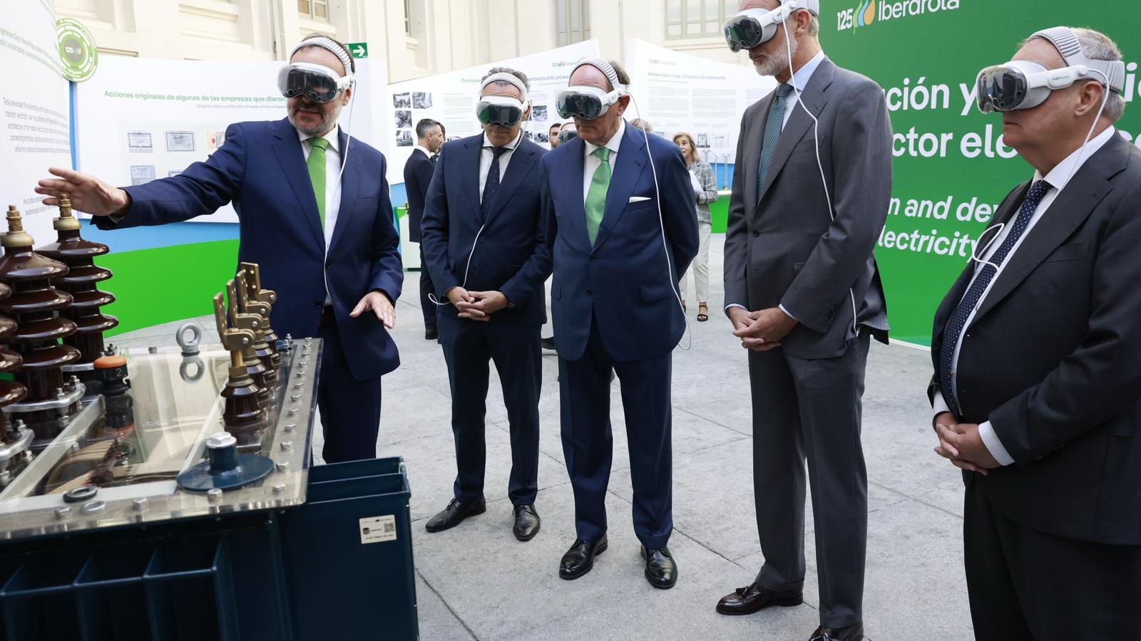 Felipe VI, the Minister of Industry, Jordi Hereu, and the president of Iberdrola, Ignacio Sánchez Galán, during the visit.