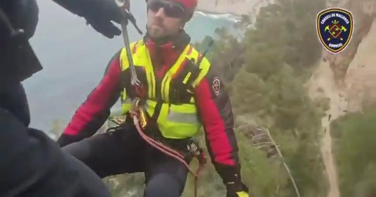 Los Bomberos de Mallorca rescatan a un anciano en Banyalbufar y un ...