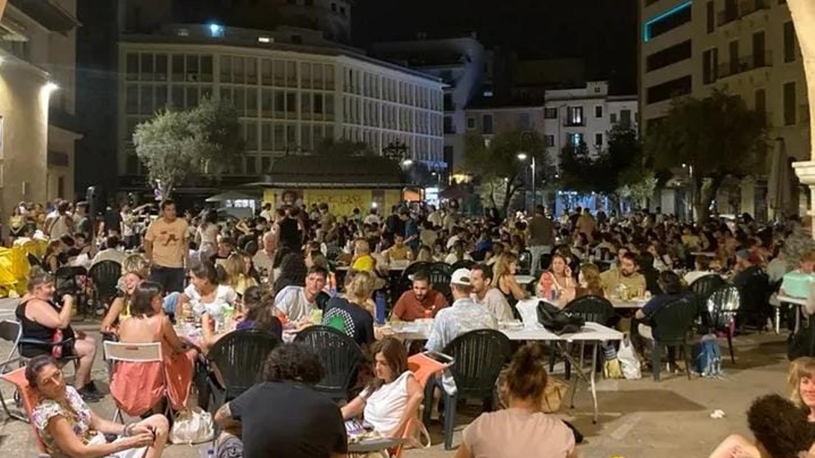 Un dels sopars a la fresca organitzats pel col·lectiu Brunzit a la plaça de l'Olivar de Palma