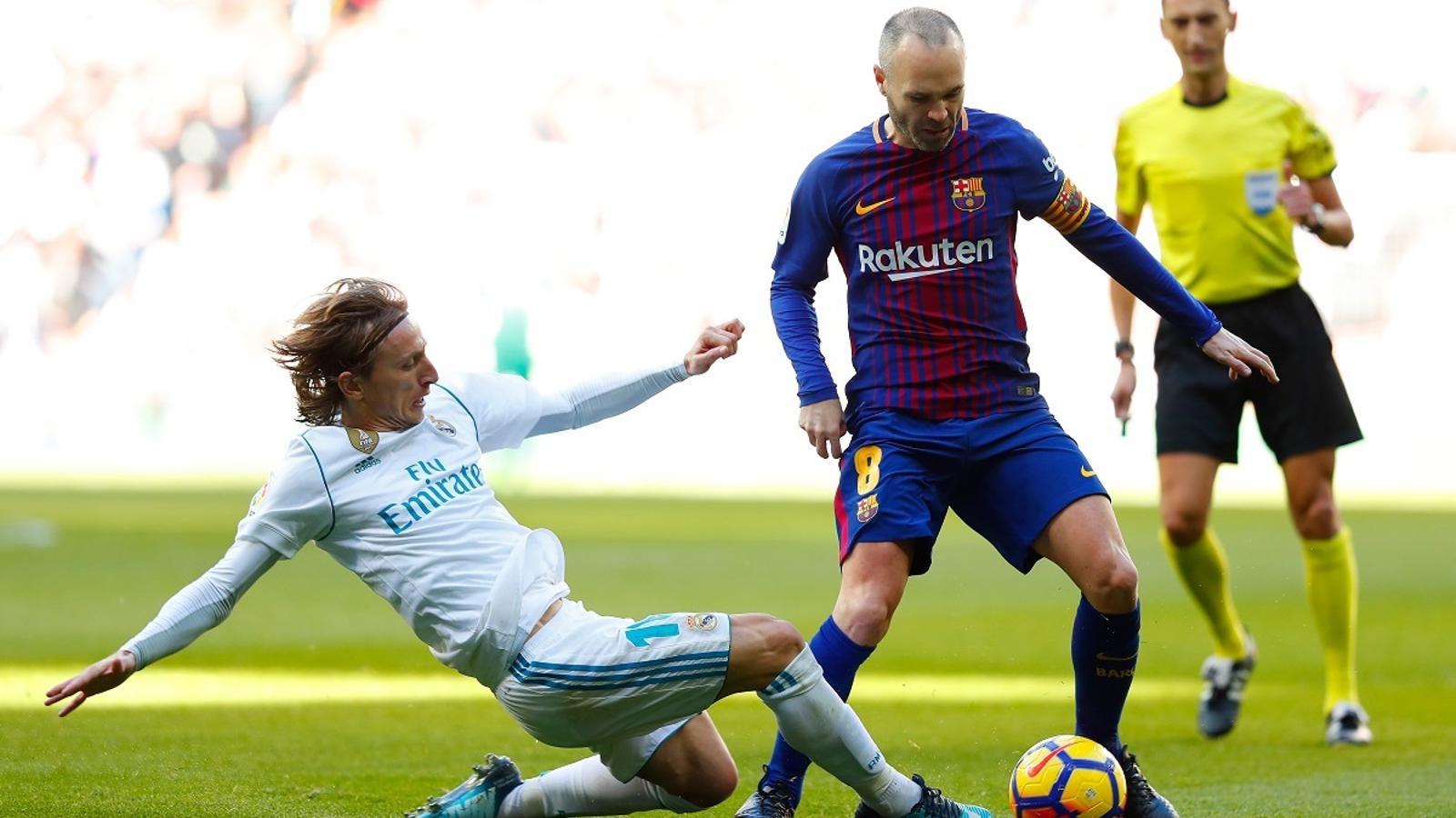 Andrés Iniesta i Luka Modric, durant el Reial Madrid - Barça