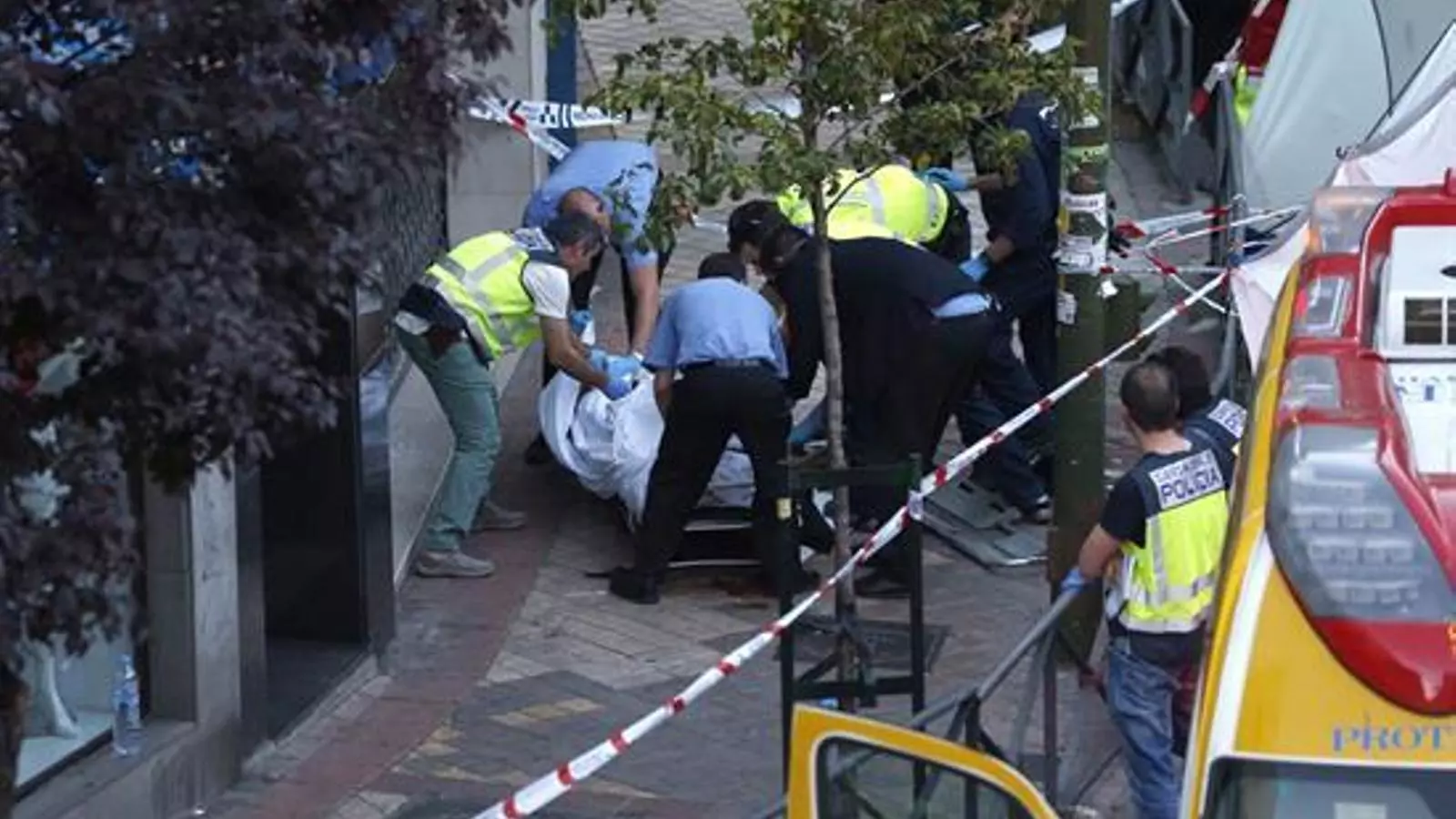 Aixecament d'un dels cossos trobats al bufet d'advocats de Madrid