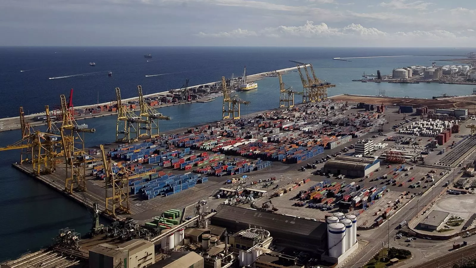 Exportar: un llarg procés per sortir del forat